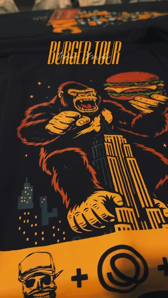 Camiseta preta com estampa DTF colorida de gorila, feita no Galpão Una